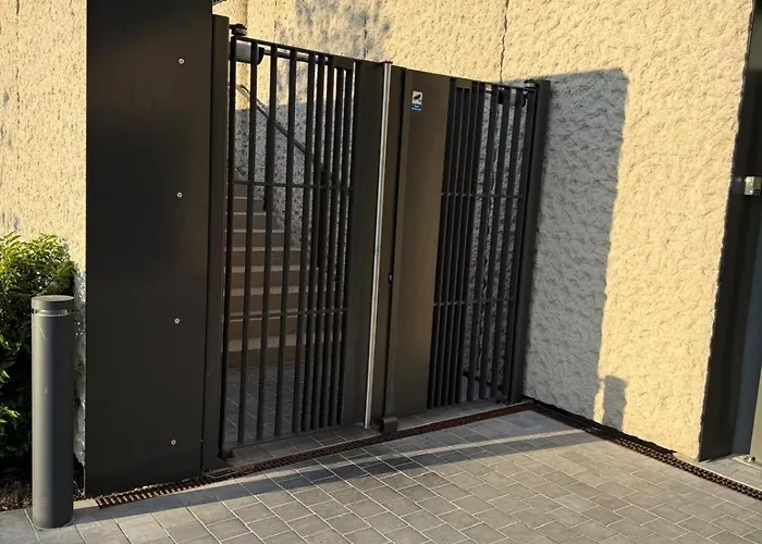 Lawson's Gold Bell Apartman *